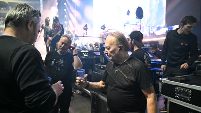 FOTO: Petr Janda si po koncertě dopřál panák.