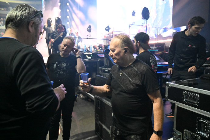 FOTO: Petr Janda si po koncertě dopřál panák. – stránka 2