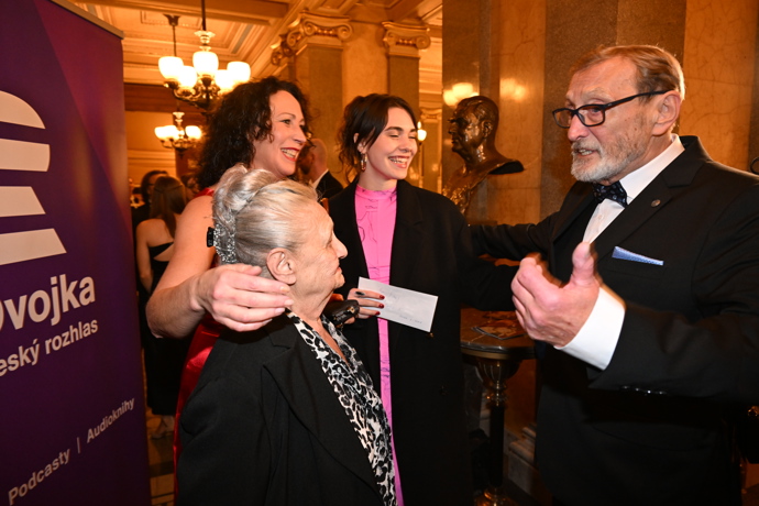 FOTO: Ladislav Frej s rodinou. – stránka 6