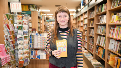 FOTO: Marie Doležalová se svojí novou knihou.