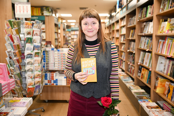 FOTO: Marie Doležalová se svojí novou knihou. – stránka 17