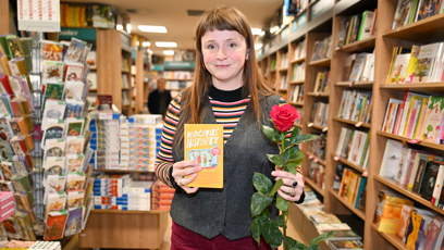 FOTO: Marie Doležalová s knihou a růží.