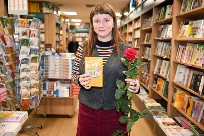 FOTO: Marie Doležalová s knihou a růží. – stránka 8