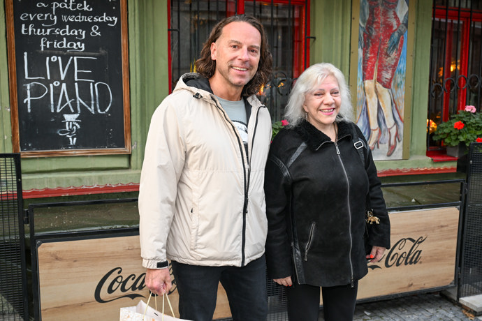FOTO: Richard Sacher dorazil s Marií Pojkarovou na křest Aleše Cibulky. – stránka 1
