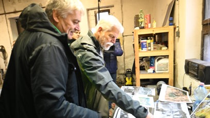 FOTO: Petr Pavel si prohlíží fotografie v železničním depu.