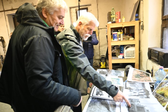 FOTO: Petr Pavel si prohlíží fotografie v železničním depu. – stránka 125