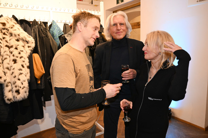 FOTO: Ivan Hubač na premiéře filmu Máma po boku své přítelkyně Veroniky Žilkové. – stránka 34