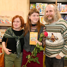 Marie Doležalová s maminkou a partnerem Markem.