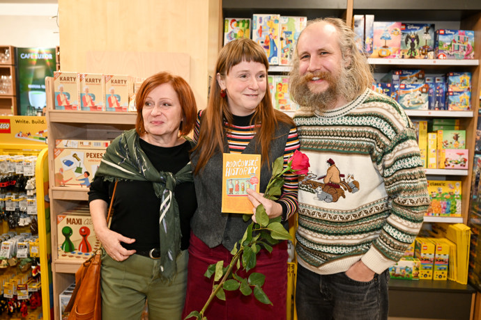 FOTO: Marie Doležalová s maminkou a partnerem Markem. – stránka 15