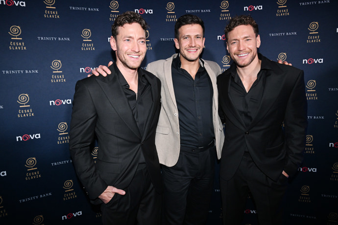 FOTO: Dvojčata Martin a Miroslav Dubovičtí s Janem Solfronkem. – stránka 37