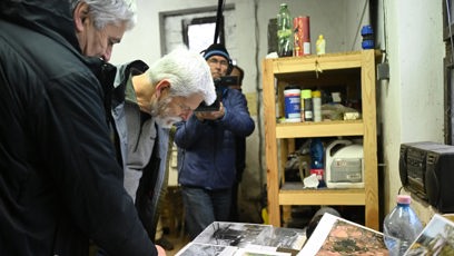 FOTO: Petr Pavel si prohlíží fotografie v železničním depu.