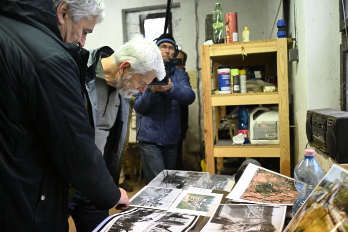 FOTO: Petr Pavel si prohlíží fotografie v železničním depu. – stránka 124