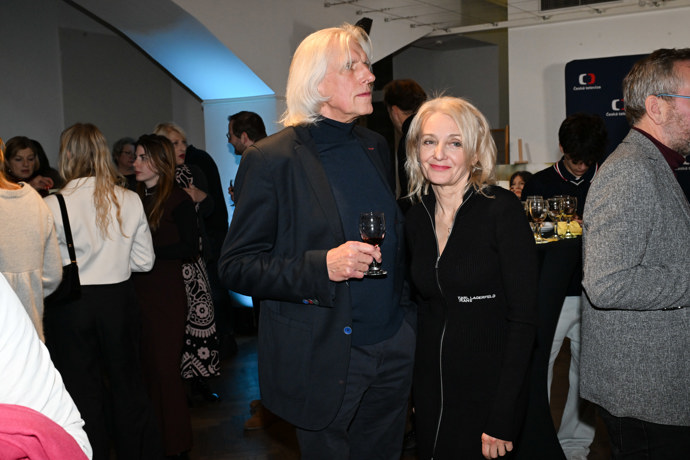 FOTO: Ivan Hubač dorazil na premiéru filmu Máma po boku své přítelkyně Veroniky Žilkové. – stránka 33