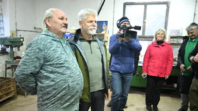 FOTO: Petr Pavel se vyfotil s členem nadšenců úzkorozchodné železnice.