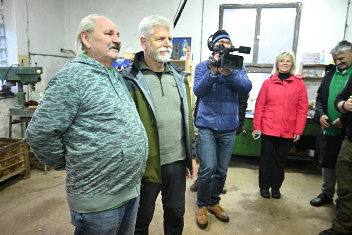 FOTO: Petr Pavel se vyfotil s členem nadšenců úzkorozchodné železnice. – stránka 122