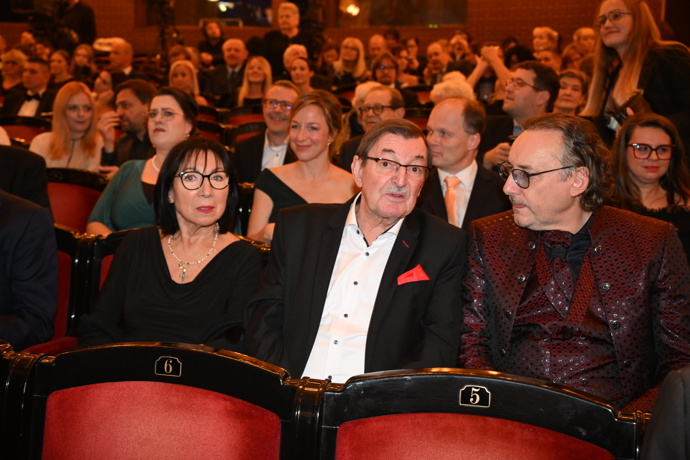 FOTO: Zdeněk Barták s manželkou a Marianem Vojtko. – stránka 90