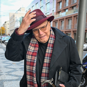 Nikdy nevynechá možnost, kdy může smeknout svůj klobouk. 