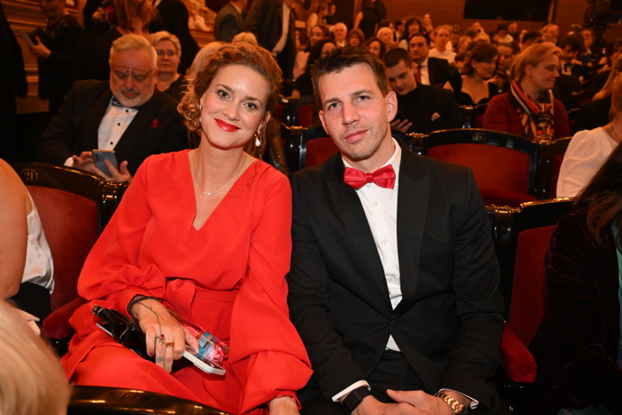 FOTO: Kateřina Pechová s partnerem na cenách Thálie. – stránka 84