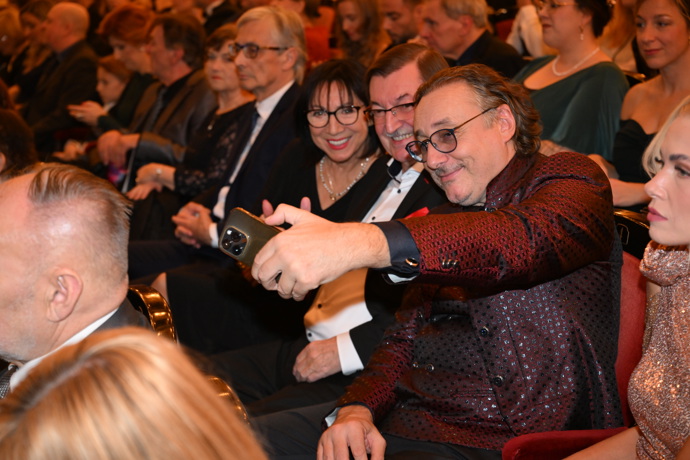 FOTO: Marian Vojtko si udělal selfie se Zdeňkem Bartákem. – stránka 82