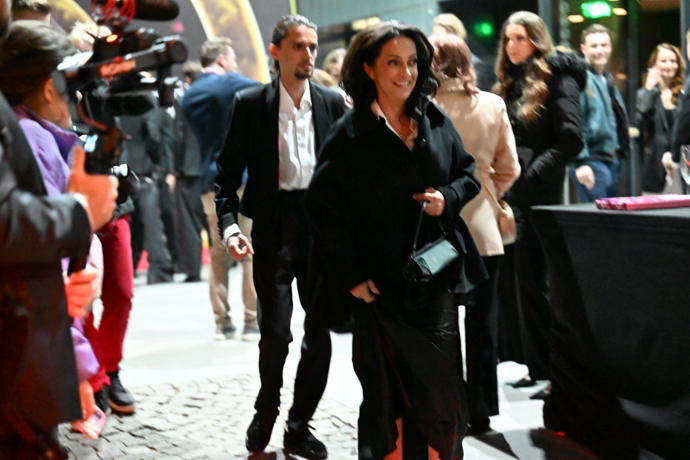 FOTO: Lucie Bílá odchází z Českého slavíka v doprovodu syna Filipa. – stránka 45