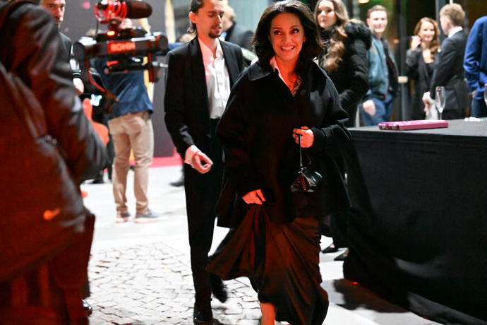 FOTO: Lucie Bílá odchází z Českého slavíka v doprovodu syna Filipa. – stránka 46