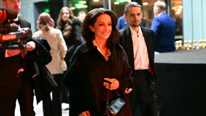 FOTO: Trojici při odchodu z divadla natáčela kamera.