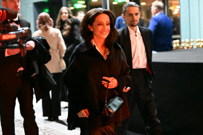 FOTO: Trojici při odchodu z divadla natáčela kamera. – stránka 42