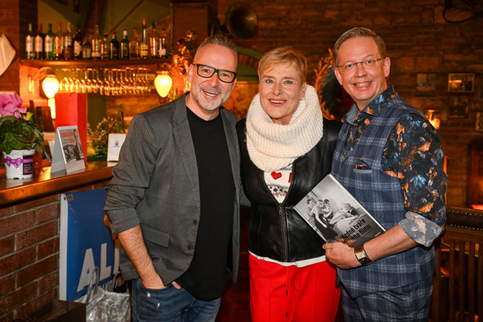 FOTO: Aleš Cibulka spolu se svým partnerem Michalem Jagelkou a moderátorkou Marií Retkovou. – stránka 7