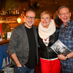 Marie Retková s autorem kalendáře Alešem Cibulkou a jeho partnerem Michalem Jagelkou.