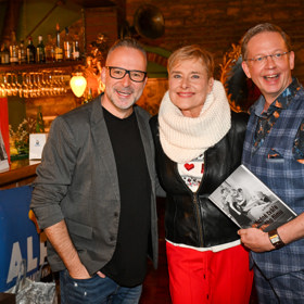 Marie Retková s autorem kalendáře Alešem Cibulkou a jeho partnerem Michalem Jagelkou.