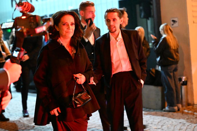 FOTO: Lucie Bílá se na záběrech usmívá, zřejmě jde o příjemné natáčení. – stránka 36