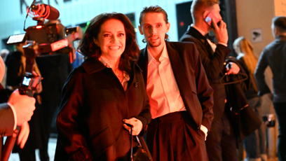 FOTO: Detail na kameramana, který zachycuje odjezd hvězdy.