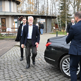 Prezident Petr Pavel se rychlostí blesku převlékl do elegantnějšího outfitu.