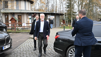 FOTO: Prezident Petr Pavel se rychlostí blesku převlékl do elegantnějšího outfitu.