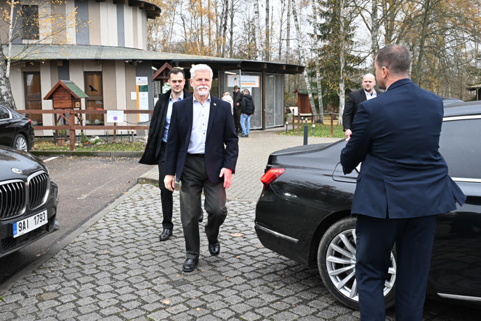 FOTO: Prezident Petr Pavel se rychlostí blesku převlékl do elegantnějšího outfitu. – stránka 134