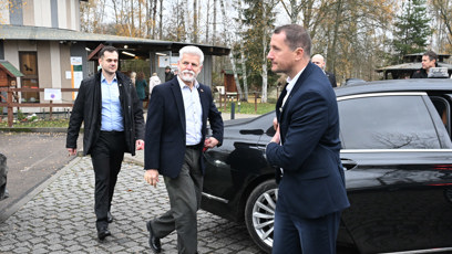 FOTO: Prezident Petr Pavel se rychlostí blesku převlékl do elegantnějšího outfitu.