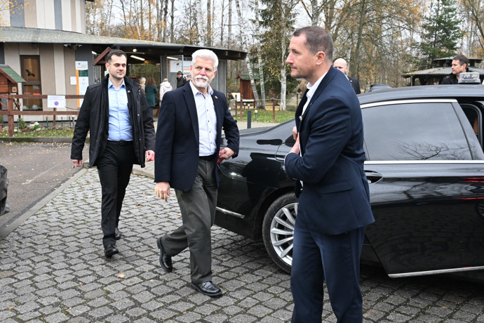 FOTO: Prezident Petr Pavel se rychlostí blesku převlékl do elegantnějšího outfitu. – stránka 133