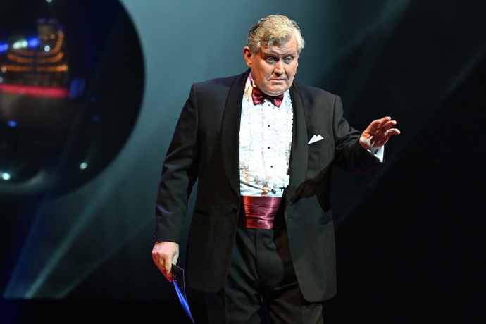 FOTO: Miroslav Hanuš provázel udílením cen Thálie. – stránka 60