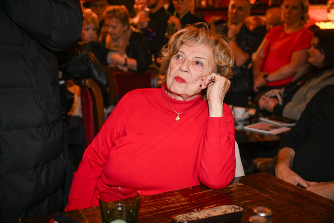 FOTO: Libuše Švormová v červené. – stránka 3