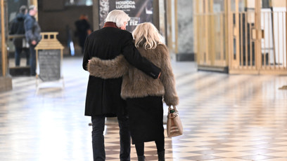 FOTO: Ivan Hubač a Veronika Žilková odcházeli v objetí.