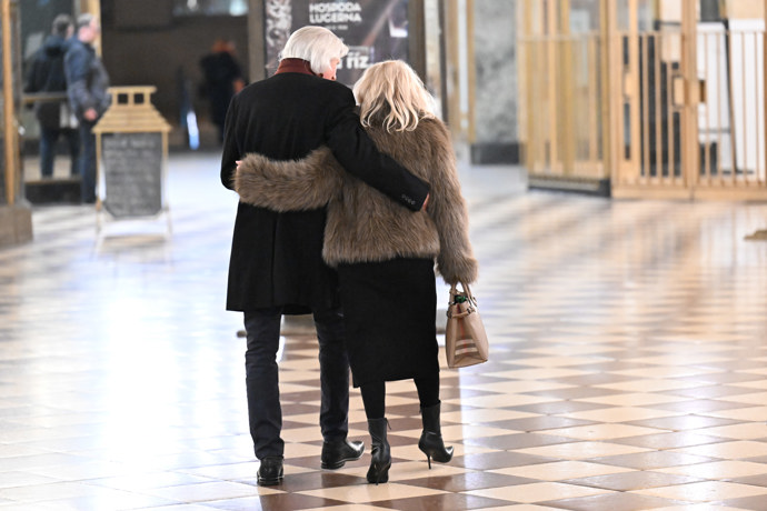 FOTO: Ivan Hubač a Veronika Žilková odcházeli v objetí. – stránka 19