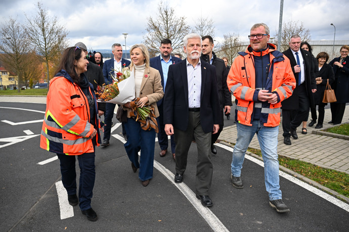 FOTO: Prezidentský pár na prohlídce karlovarského Světa záchranářů. – stránka 115