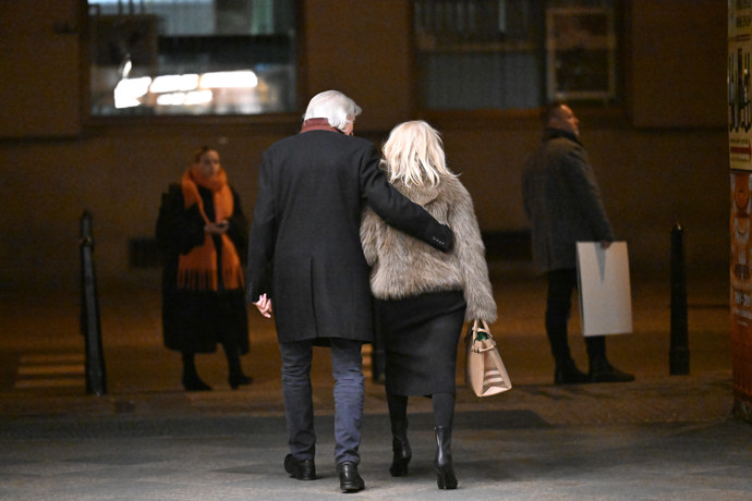 FOTO: Ivan Hubač a Veronika Žilková odcházeli z premiéry v objetí. – stránka 18