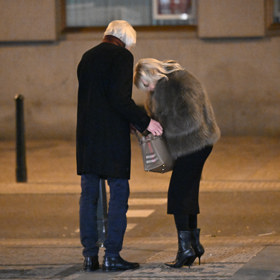 Veronika Žilková něco hledala v kabelce.