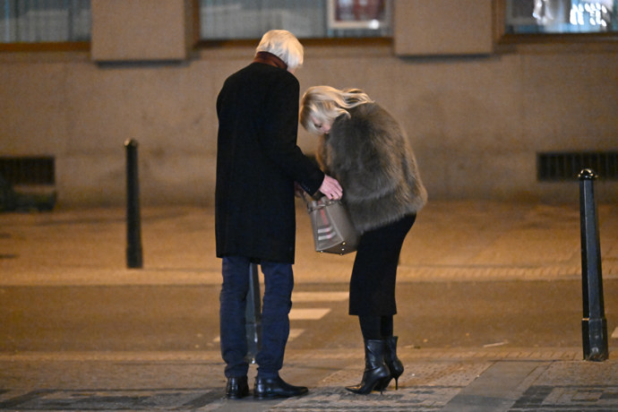 FOTO: Veronika Žilková něco hledala v kabelce. – stránka 16