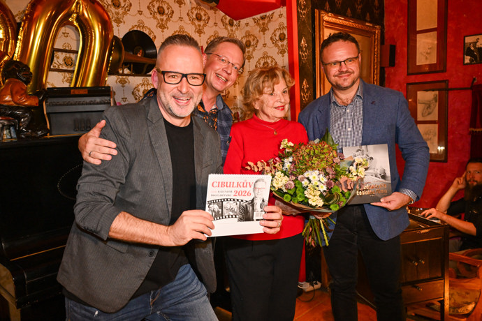FOTO: Aleš Cibulka pokřtil svůj nový kalendář. Mezi čestnými hosty nechyběla herečka Libuše Švormová.