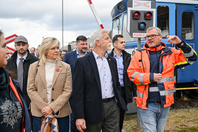FOTO: Prezidentský pár na prohlídce karlovarského Světa záchranářů. – stránka 118