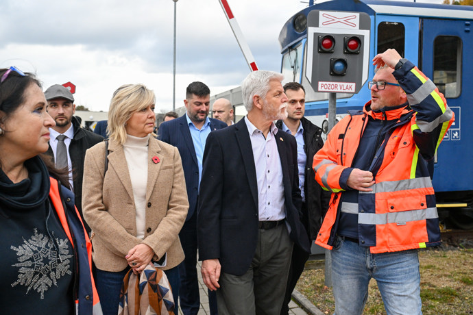 FOTO: Prezidentský pár na prohlídce karlovarského Světa záchranářů. – stránka 117