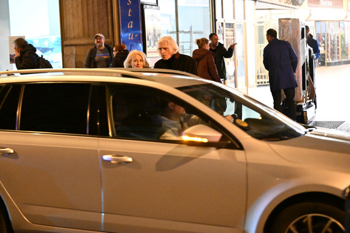 FOTO: Ivan Hubač a Veronika Žilková čekali na odvoz. – stránka 10