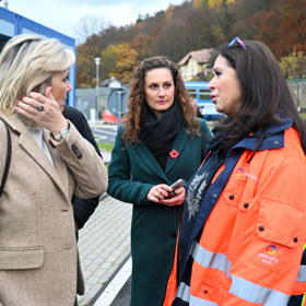 Eva Pavlová se svou tajemnicí v Karlových Varech.